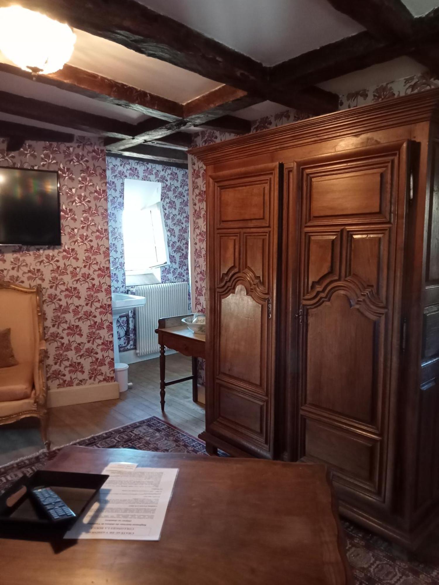 Chateau De Vassinhac Chambres D'Hotes Collonges La Rouge Rom bilde